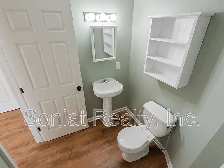 1461 N Robertson St — Photo 13