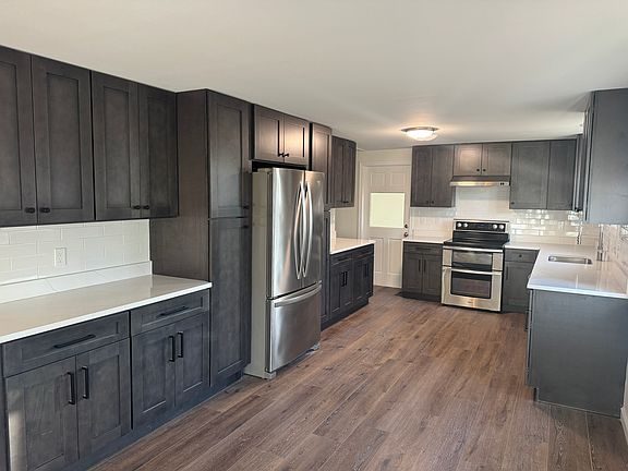 Large Kitchen, lots of storage