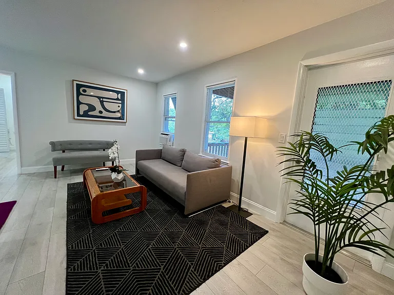 6030 N Bayshore Dr #3 — Photo 2