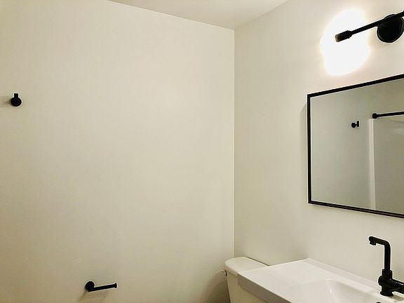5th image of 6525 Woodman Ave Unit 5