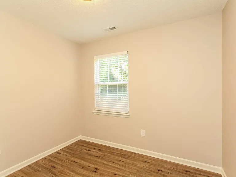 130 Hampshire Dr — Photo 13
