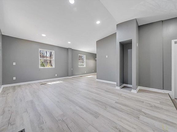 5th image of 2214 Brookside Ln SE