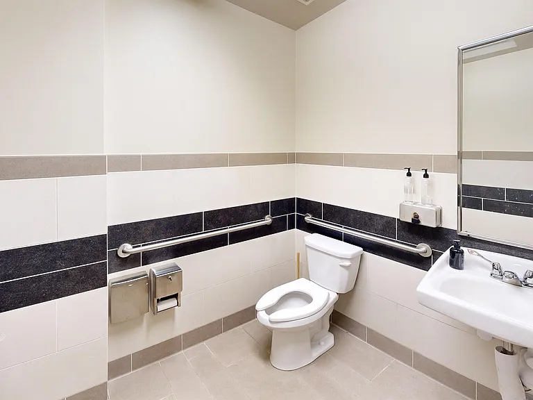 633 W Market St — Photo 12