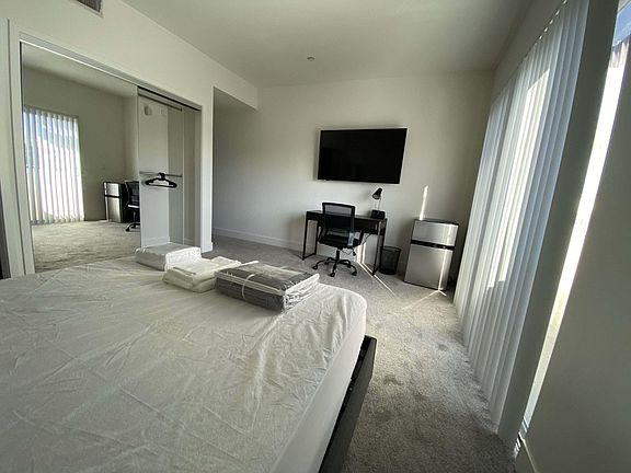 3rd image of 1443 N Poinsettia Pl