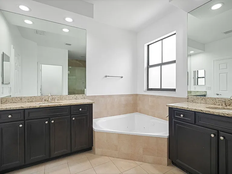 10016 NW 89th Ter — Photo 39