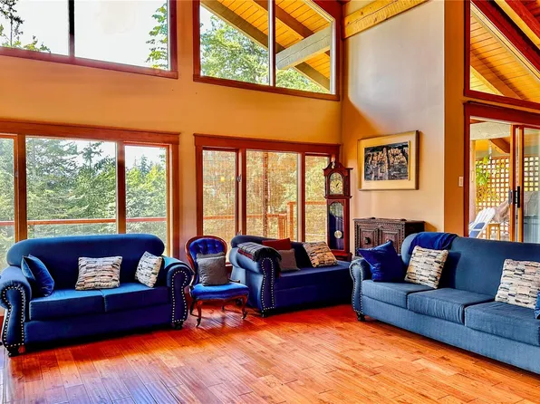 784 Cliffe Rd, Quadra Island, BC V0P 1H0