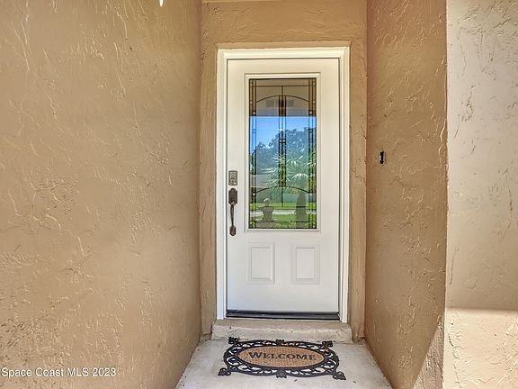 5th image of 220 Applewood Cir