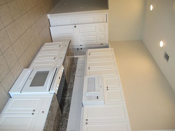 Beautiful kitchen with granite counter tops and all new appl