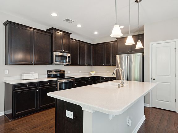 3rd image of 1641 Sparkleberry Ln