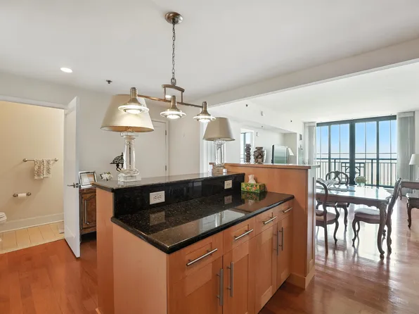 1025 Maxwell Lane image 5 of 33