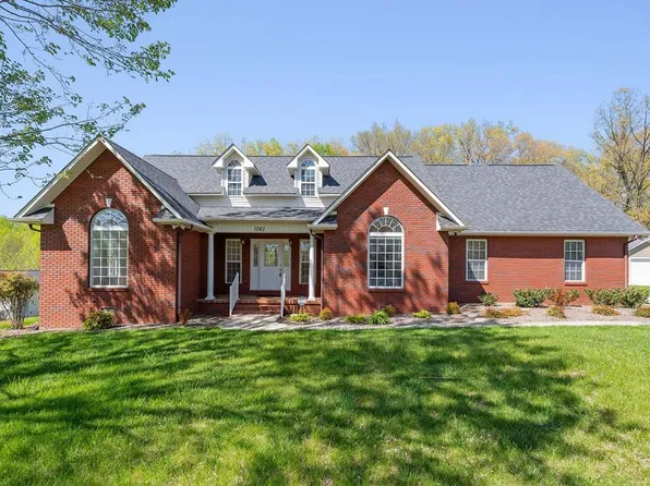 1067 Heathwood West Dr, Cookeville, TN 38506