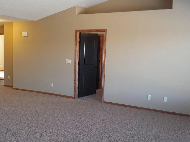 2027 Ebony Ln — Photo 4