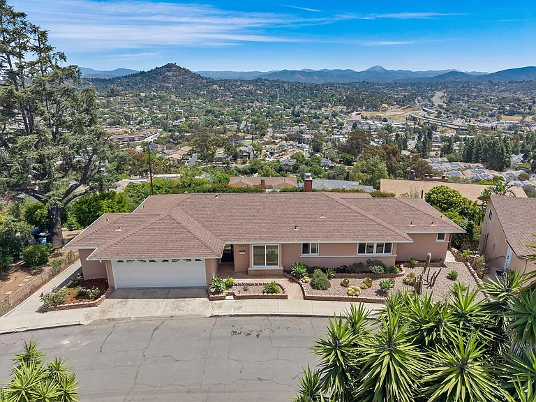4258 Summit Dr — Photo 1
