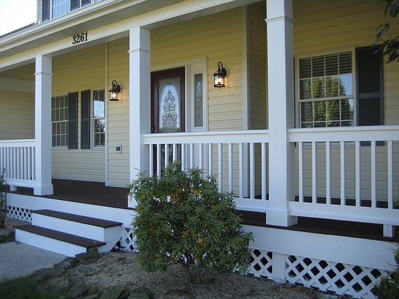 CLASSIC COVERED FRONT PORCH