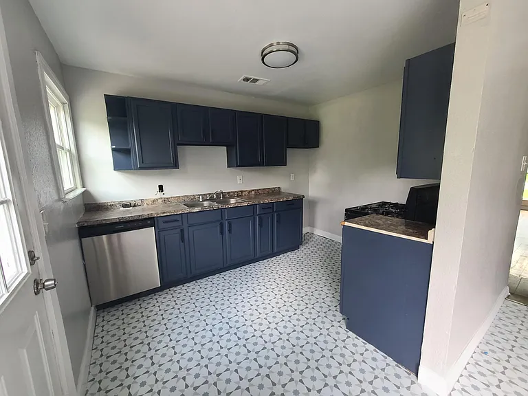 1302 Fuller Dr — Photo 4