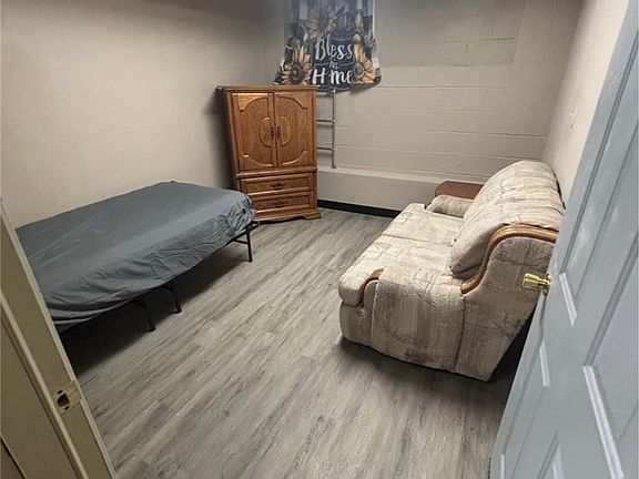 5th image of 409 Crawford St