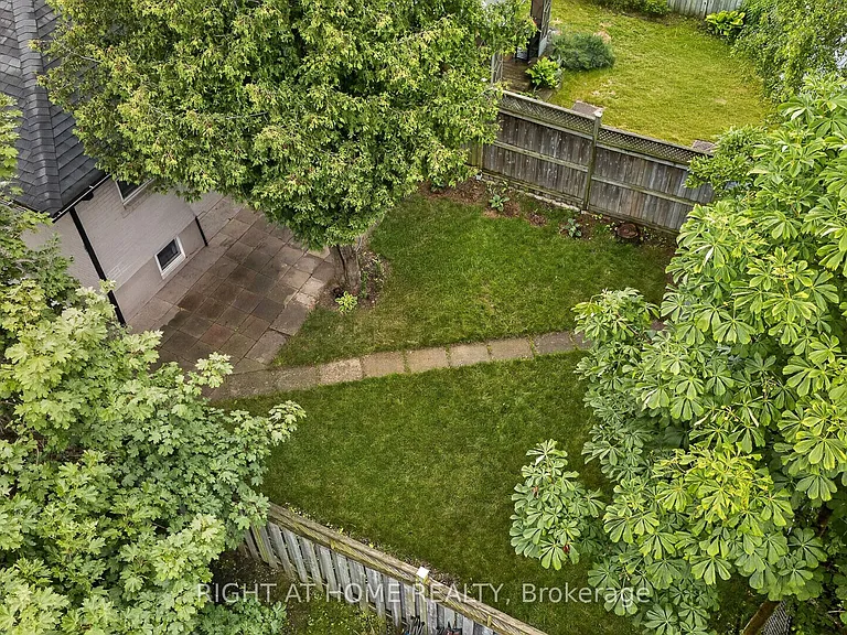 1599 Sandgate Cres #LOWER — Photo 26