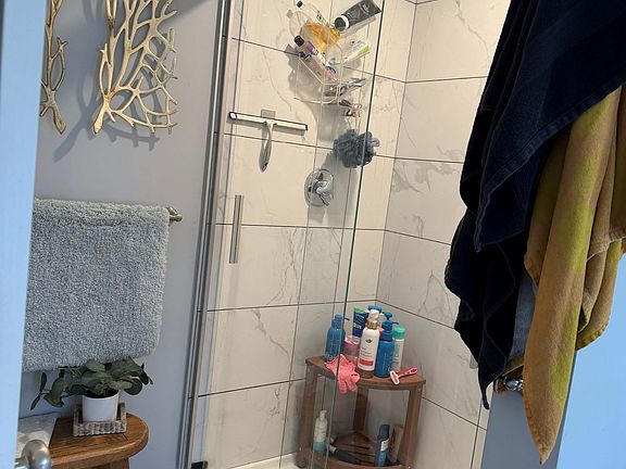 5th image of 726 Hale St APT 2