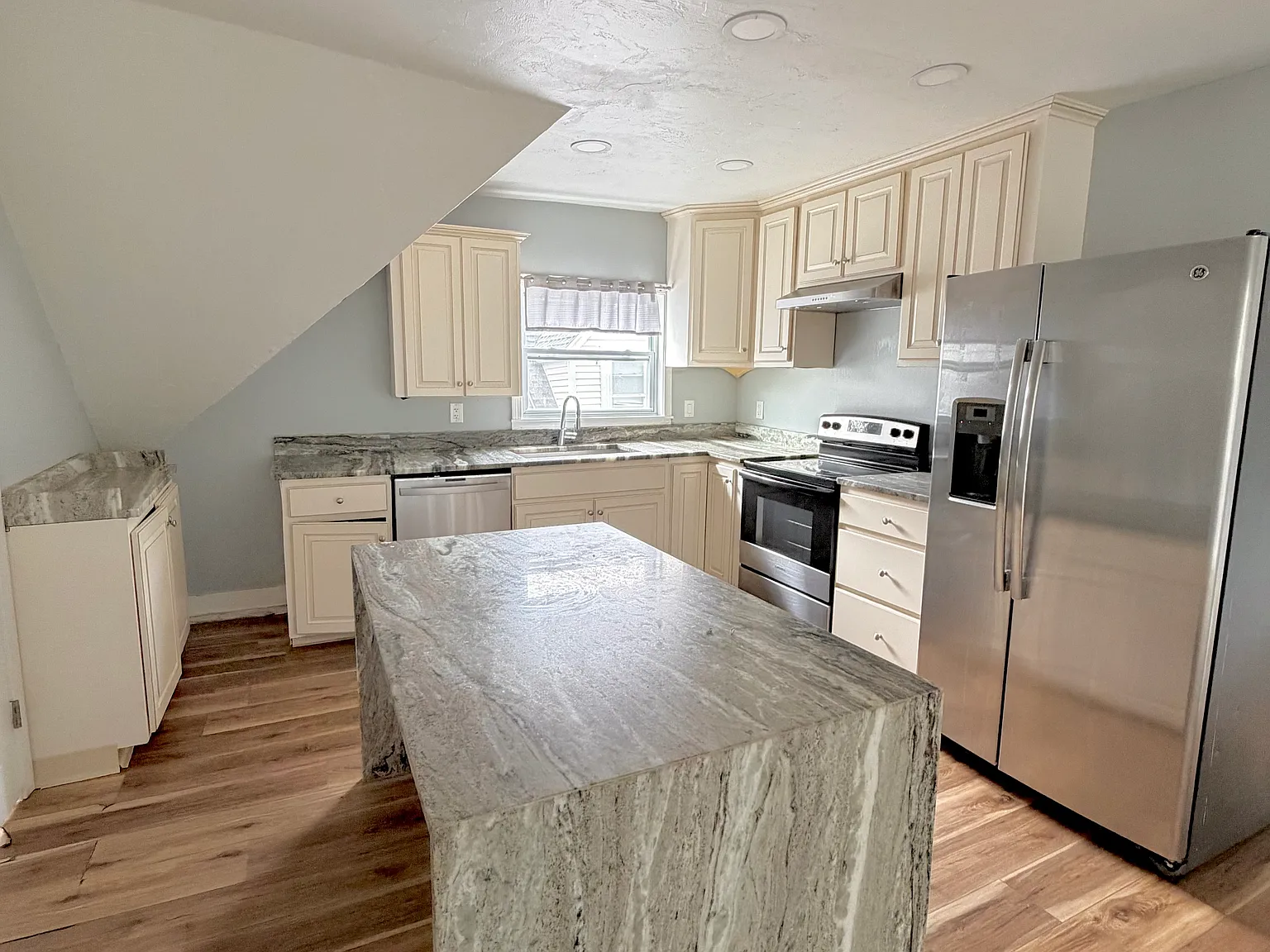 3 bed, 1300 sqft, $2,875 — Photo 4