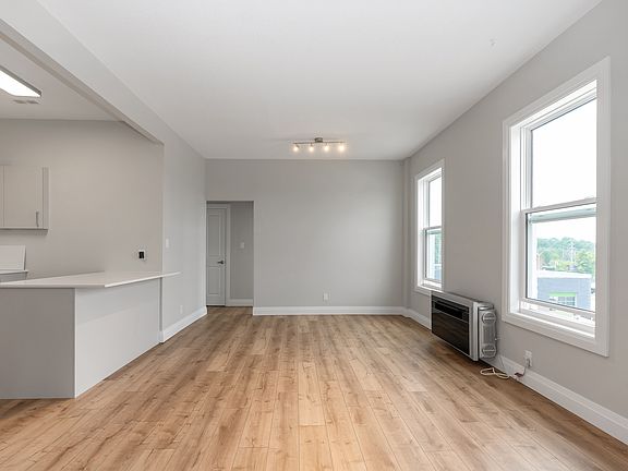 5th image of 523 Bay St #14