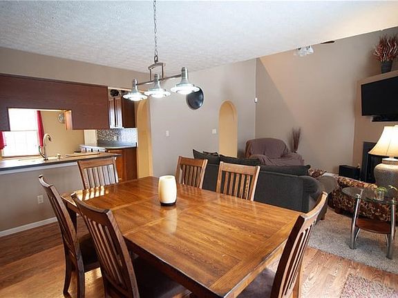 You will enjoy an evening buffet with family or friends here.