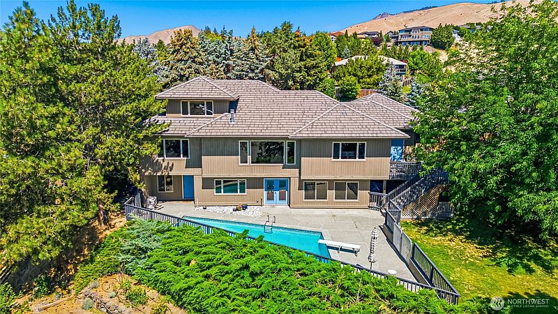 2nd image of 323 Stoneybrook Lane