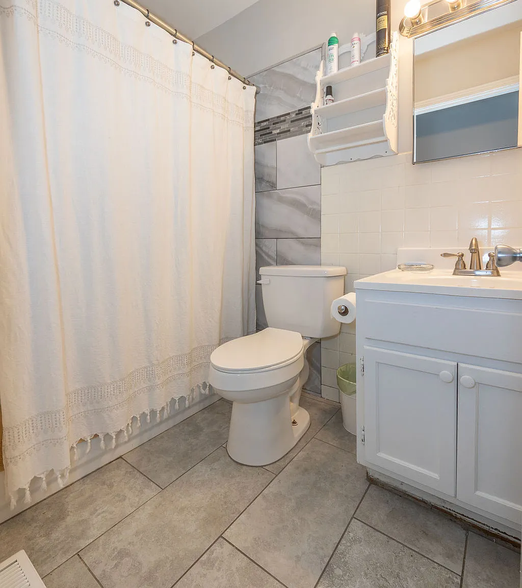 3 bed, 1056 sqft, $3,400 — Photo 4