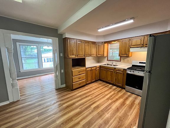 3rd image of 609 Anthony St