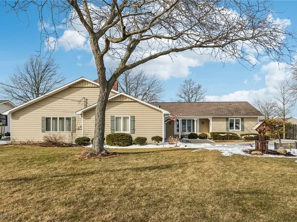 5253 Edgewater Dr, Sheffield Lake, OH 44054