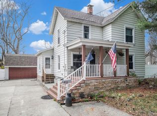 403 Oakland St, Holly, MI 48442