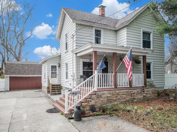 403 Oakland St, Holly, MI 48442
