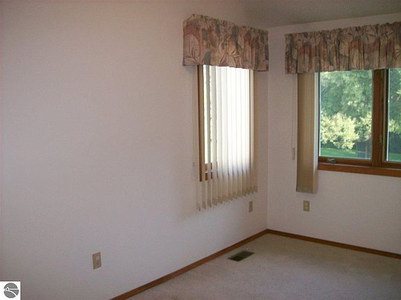 5th image of 371 Irons Park Dr