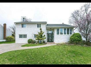 23 Roberta Ln, Syosset, NY 11791