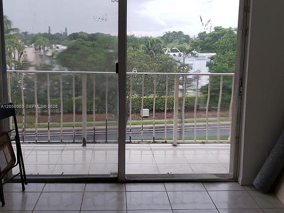 4th image of 500 Executive Center Dr APT 4E
