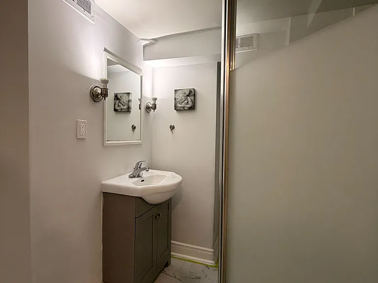 138 Goulding Ave #BASEMENT — Photo 22