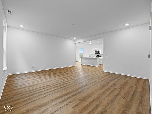4th image of 570 Plowman Dr