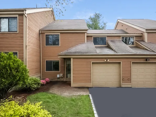 249 Tree Top Ln, Pt Chester, NY 10573
