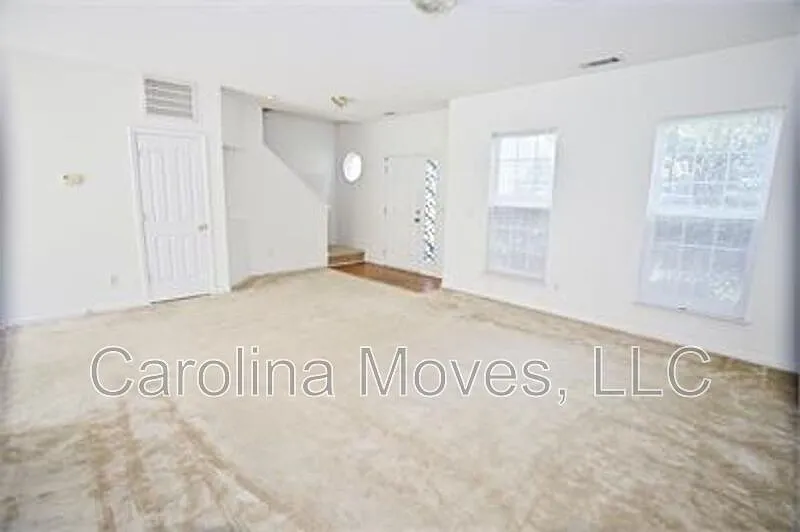 3 bed, 2.5 bath, 1681 sqft, $1,795 — Photo 2