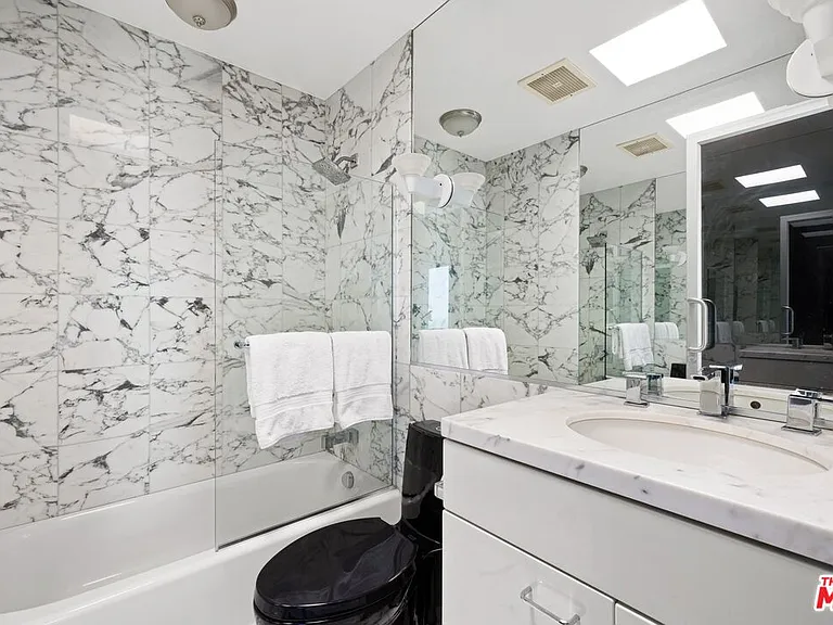 2260 Sunset Plaza Dr — Photo 25