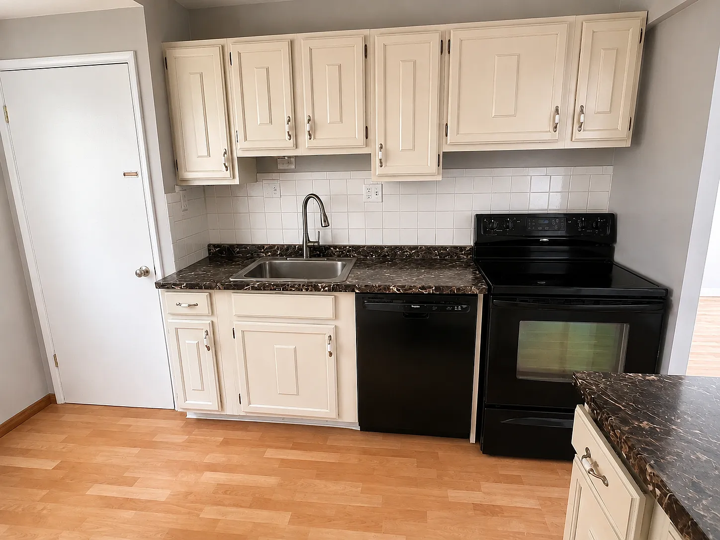 3 bed, 864 sqft, $1,500 — Photo 3