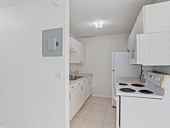 4th image of 3915 S Flagler Dr APT 213