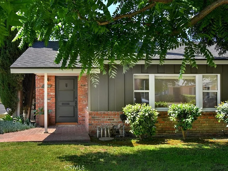 13902 Calvert St — Photo 2