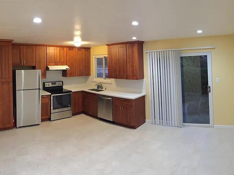 385 Lansdale Ave — Photo 2