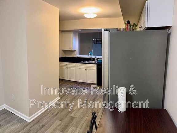 3rd image of 584 S Mount Vernon Cir