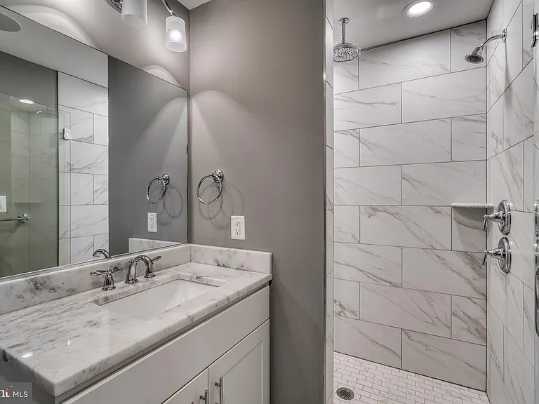 939 S Baylis St — Photo 30