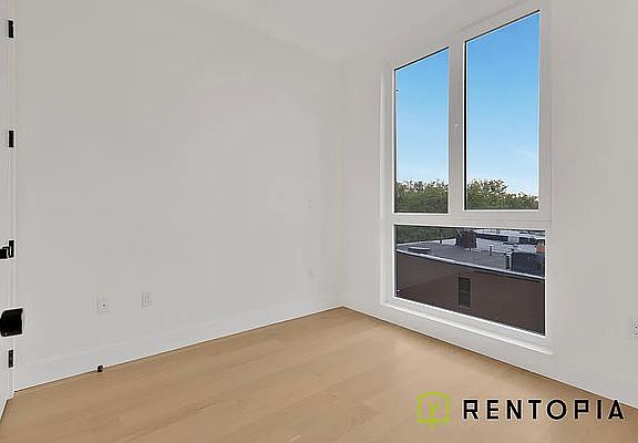 4th image of 426 Tompkins Ave APT 1E