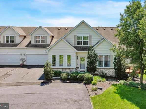 1032 Burgundy Cir, Pennsburg, PA 18073