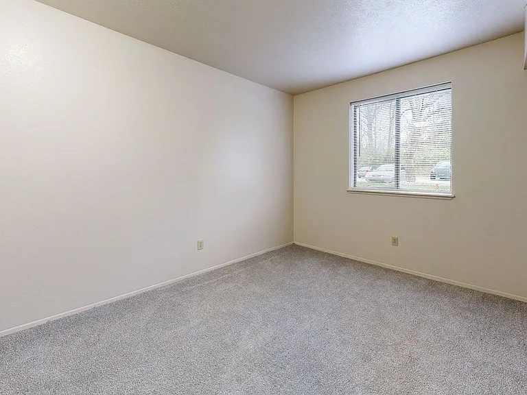 Irish Hills Apartments — Photo 68