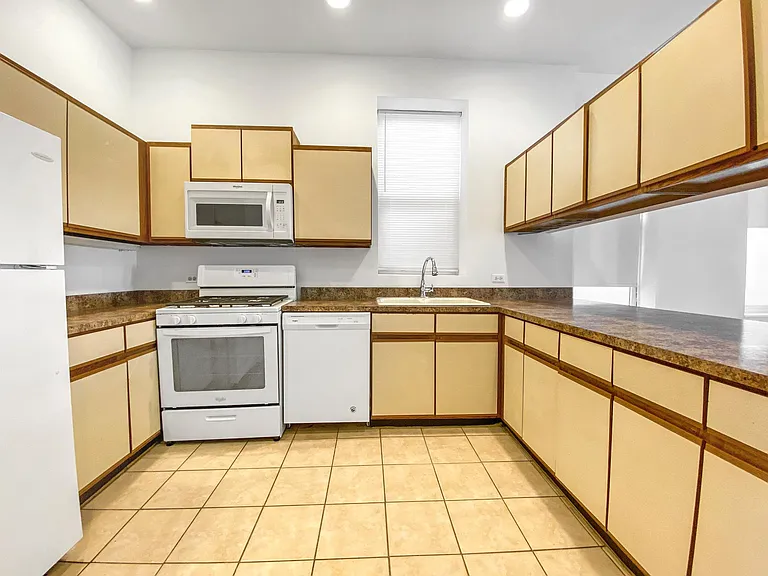 311 W Chicago Ave #3 — Photo 8