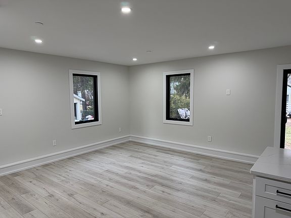 4th image of 23 Hudson Ave #2